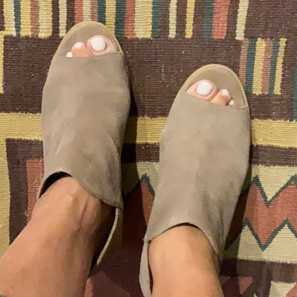 Susina Corina, Nude Leather PeepToe Booties w/ a zip up back closure & a 3” heel - Picture 6 of 12